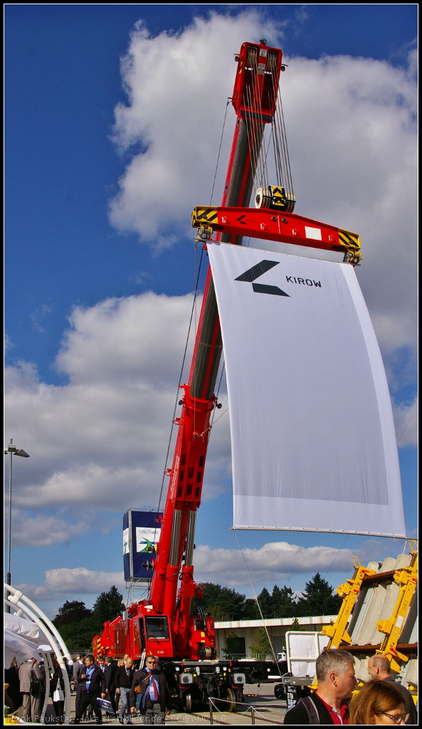 Eindrucksvoll pr�sentiert sich der Notfallkran KRC 1200 der Firma Kranunion GmbH (Kirow). Stationiert ist der Schienenkran in Fulda und wurde auf der InnoTrans 2014 in Berlin gezeigt (NVR-Nummer D-DB 99 80 9471 001-4, 732 001, Baureihe 732)

Einige Daten: Tragf�higkeit bis 160t, Lastmoment bis 1400 tm, Achsen 8, teleskopierbares Gegengewicht, Ausleger separat schwenkbar, Einsatz im Eichen- und Br�ckenbau und Notfalldienst

Webseite (deutsch): http://www.kranunion.de/kirow/produkte/eisenbahnkrane/multi-tasker/
