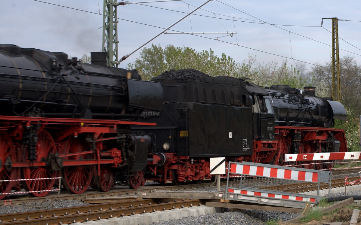 Eine 03 passiert gerade eben den BÜ  Nach der Schiffsmühle in Coswig. 11.04.2014 17:52 Uhr