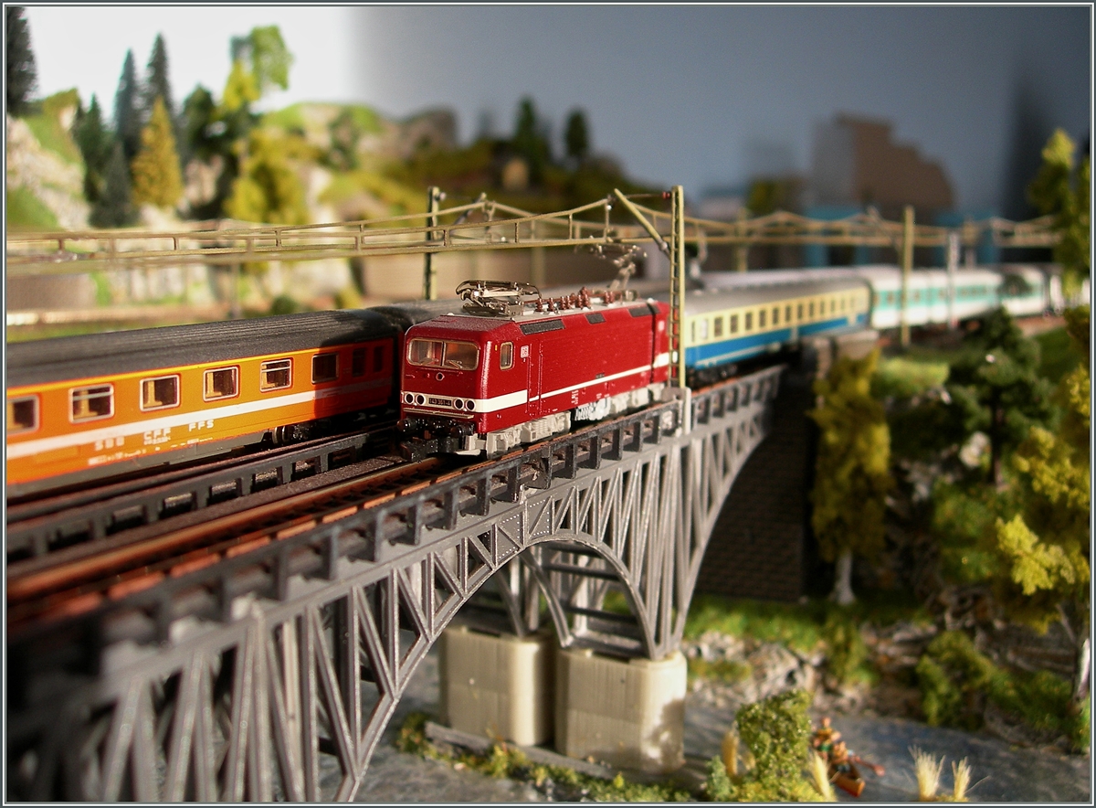 Eine 143 mit einer RB auf meiner Z Bahn Anlage.
9. Jan. 2014