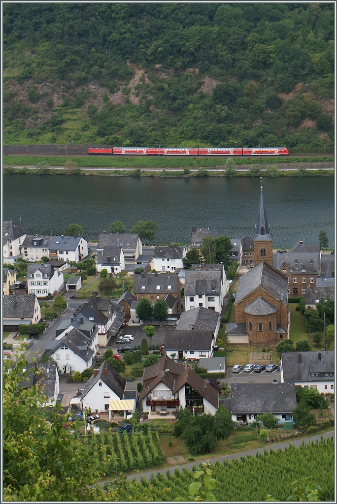 Eine 143 ist mit einer RE zwischen Kattens und Löf an der Mosel unterwegs. 

21. Juni 2014