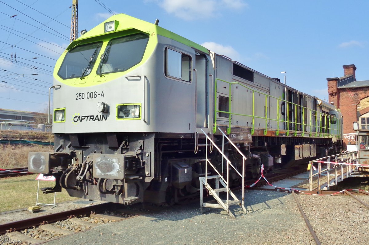 Eine der Austtellungsst�cke in Dresden-Altstadt war am 8 April 2018 CapTrain 250 006. 