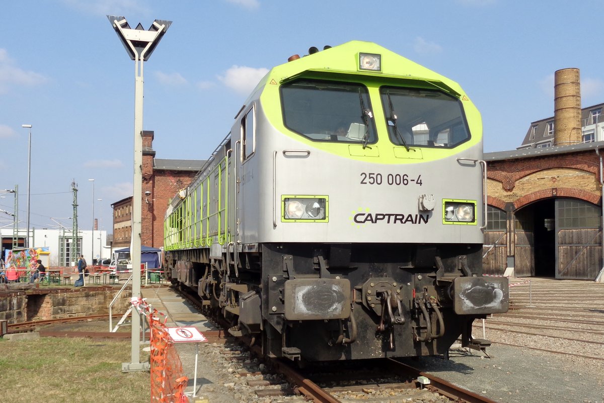 Eine der Austtellungsst�cke in Dresden-Altstadt war am 8 April 2018 CapTrain 250 006. 