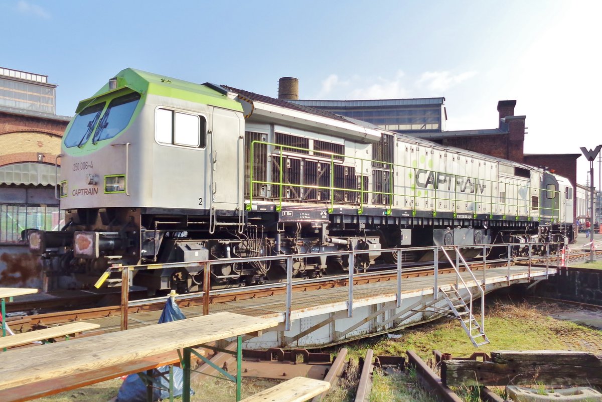 Eine der Austtellungsst�cke in Dresden-Altstadt war am 8 April 2018 CapTrain 250 006. 