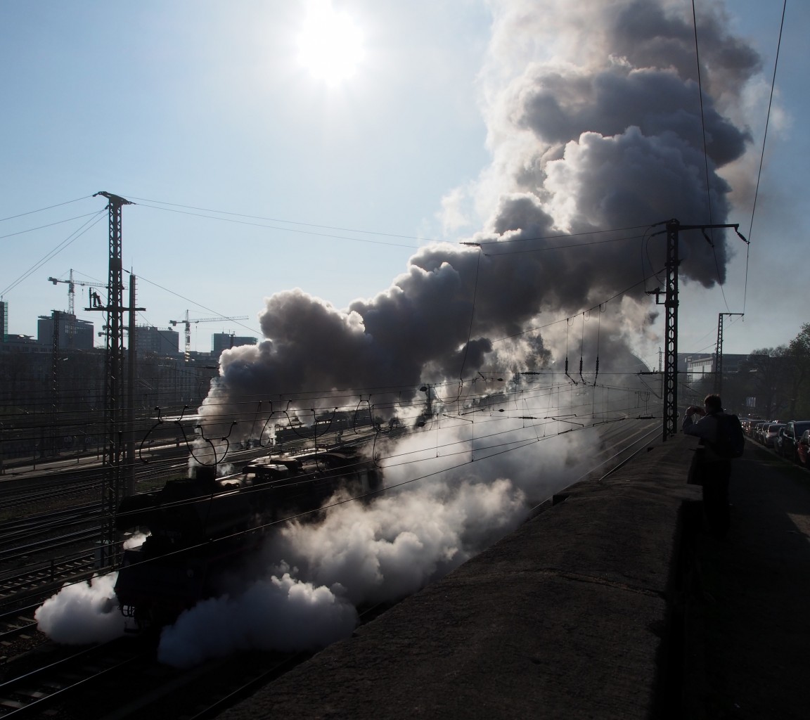 Eine beeindruckende Dampfzugausfahrt am Morgen des 19.04.2015 aus dem Dresdner Hauptbahnhof. Die 35 1097 und 35 1019 fahren in Doppeltraktion einen langen Sonderzug im Gegenlicht.