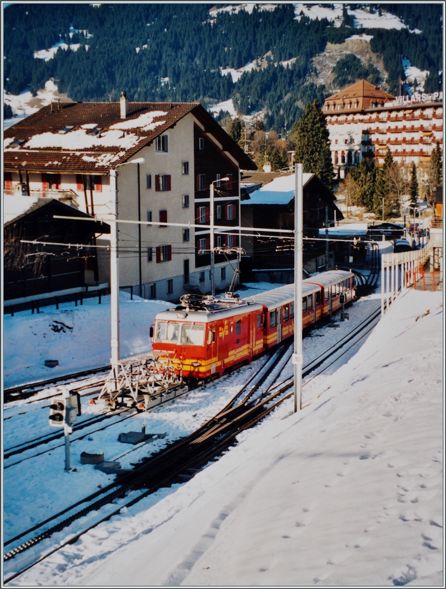 Eine der beiden TPC HGe 4/4 verlässt mit einem Regionalzug Villars-sur-Ollon in Richtung Col-de-Bretaye. 

Analogbild vom Jan. 2002