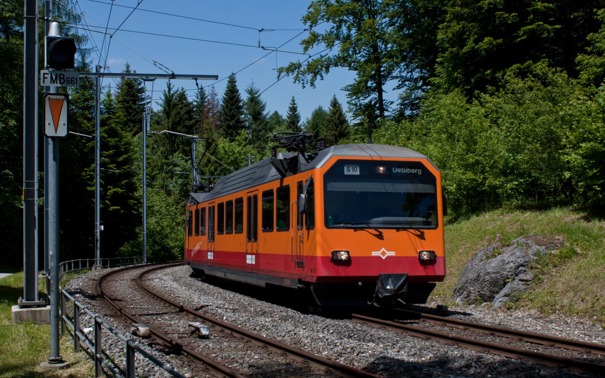 Eine Bergbahn in Zürich:
Be 526 erreicht mit einer bergwärts fahrenden S 10 die Kreuzungsstation Ringlikon.
6. Juni 2013