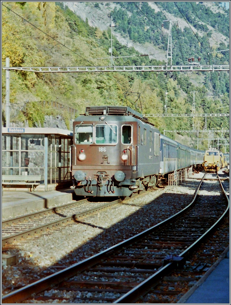 Eine BLS Re 4/4 erklimmt mit einem Schnellzug die Lötschberg Südrampe und erreicht hier Hohtenn. Oktober 1995
(Gescannts Negativ)
