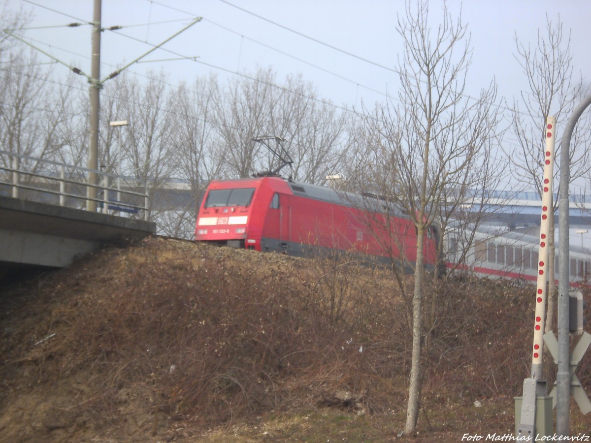 Eine Br 101er mit einem InterCity beim  Durchfahren des Bahnhofs Stralsund-R�gendamm am 27.2.14