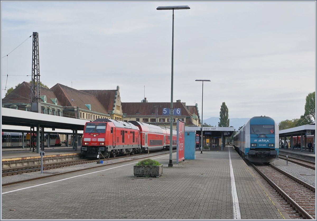 Eine DB 245 und eine ALEX 223 warten in Lindau auf ihre Abfahrten nach Laupheim West bzw. M�nchen. 
22. Sept. 2018
