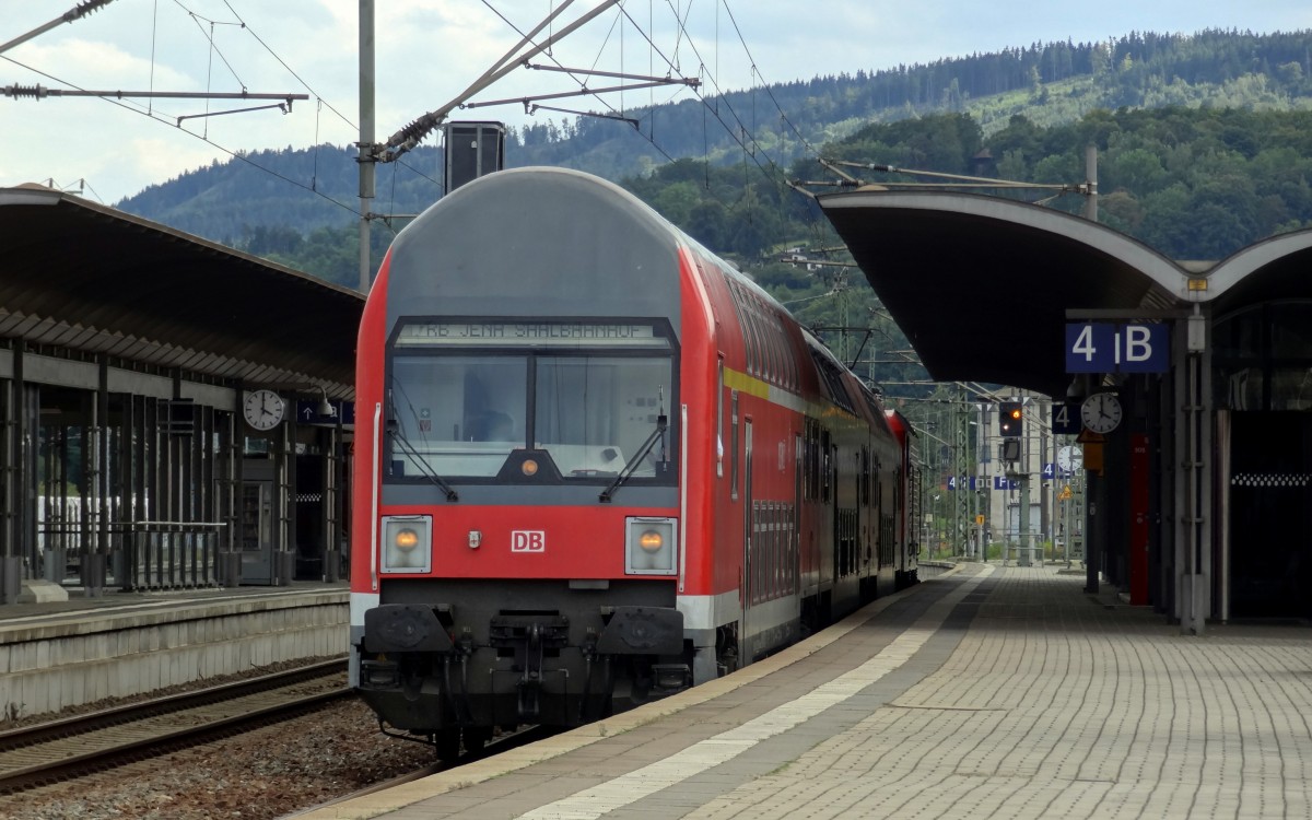 Eine DR-Doppelstockwagengarnitur steht an Gleis 4 in Saalfeld als RE nach Jena Saalbahnhof bereit.
Aufgenommen im August 2014.