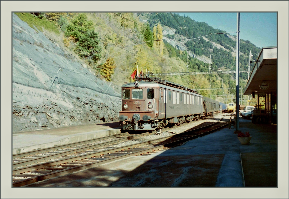 Eine der drei BLS Ae 8/8 mit einem Güterzug in Hohtenn (Lötschberg Südrampe)
Scan/ Oktober 1995