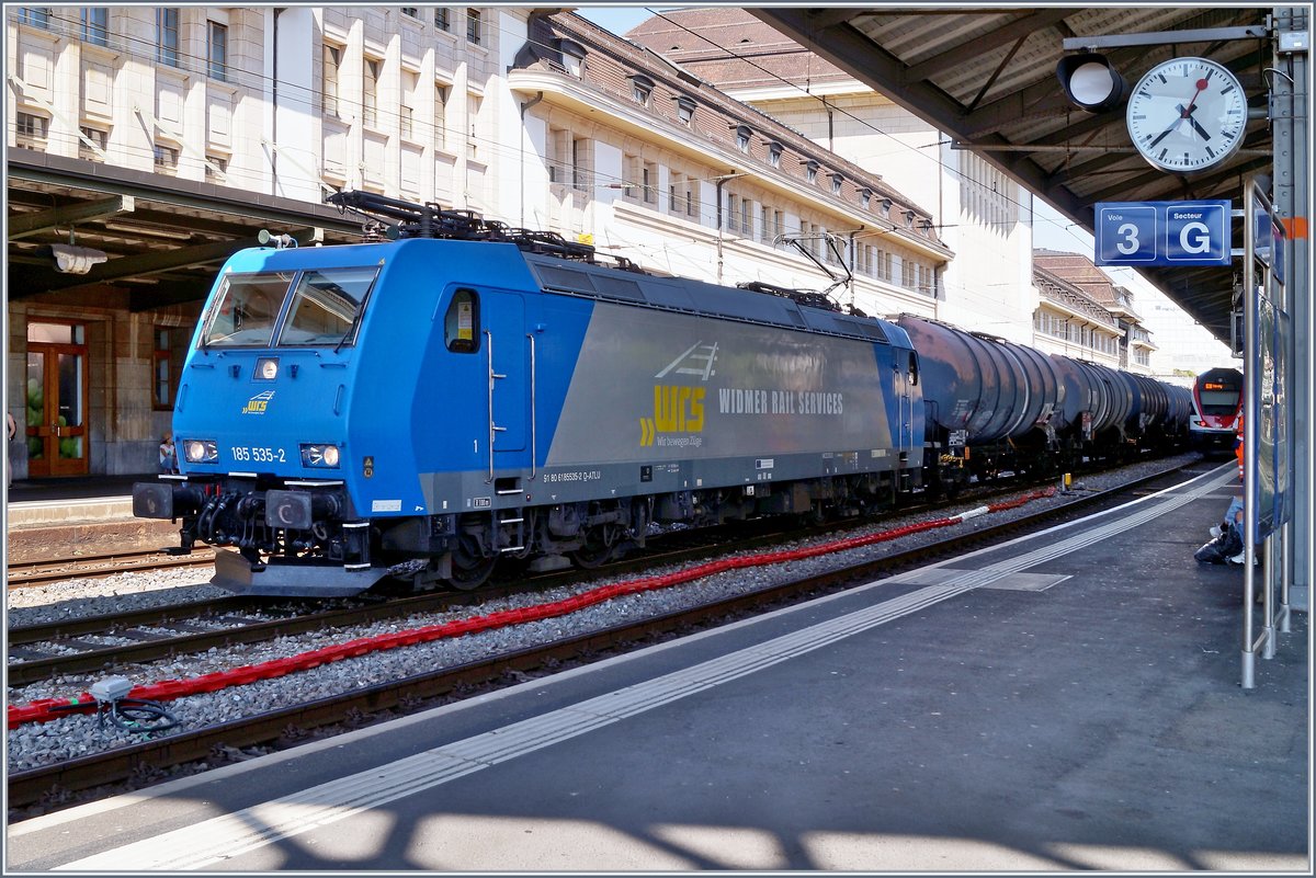 Eine E-Lok der Baureihe 185 ist seit etlichen Jahren eigentlich etwas allt�gliches: In Lausanne hingegen bekommt man seit dem Ende der RTS diese Lokgattung eher selten zu sehen, so dass es sich selbst bei ung�nstigem Licht anbot, die f�r die WRS fahrende 185 535 (UIC 91 80 6185 535-2 D-ATLU) zu fotografieren, die mit einem Kesselwagenblockzug auf Gleis 2 auf die Weiterfahrt wartet.

27. Juni 2020