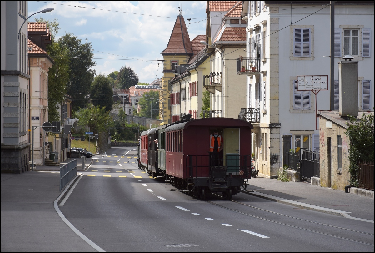 Eine etwas ungewöhnliche Verkehrsteilnehmerin in La Chaux-de-Fonds. 

CP E 164 hat ihren jährlichen Einsatz auf der Strasse. Die Durchfahrt in La-Chaux-de Fonds ist spektakulär. September 2021.