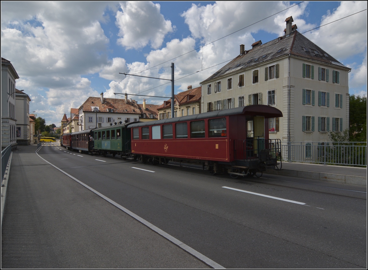 Eine etwas ungewöhnliche Verkehrsteilnehmerin in La Chaux-de-Fonds. 

CP E 164 hat ihren jährlichen Einsatz auf der Strasse. Die Durchfahrt in La Chaux-de Fonds ist spektakulär. September 2021.