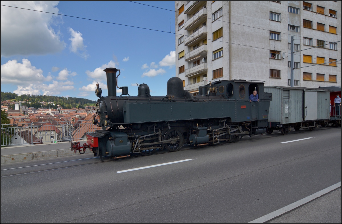 Eine etwas ungewöhnliche Verkehrsteilnehmerin in La Chaux-de-Fonds. 

CP E 164 hat ihren jährlichen Einsatz auf der Strasse. Die Durchfahrt in La Chaux-de Fonds ist spektakulär, insbesondere mit Ausblick auf das Weltkulturerbe. September 2021.