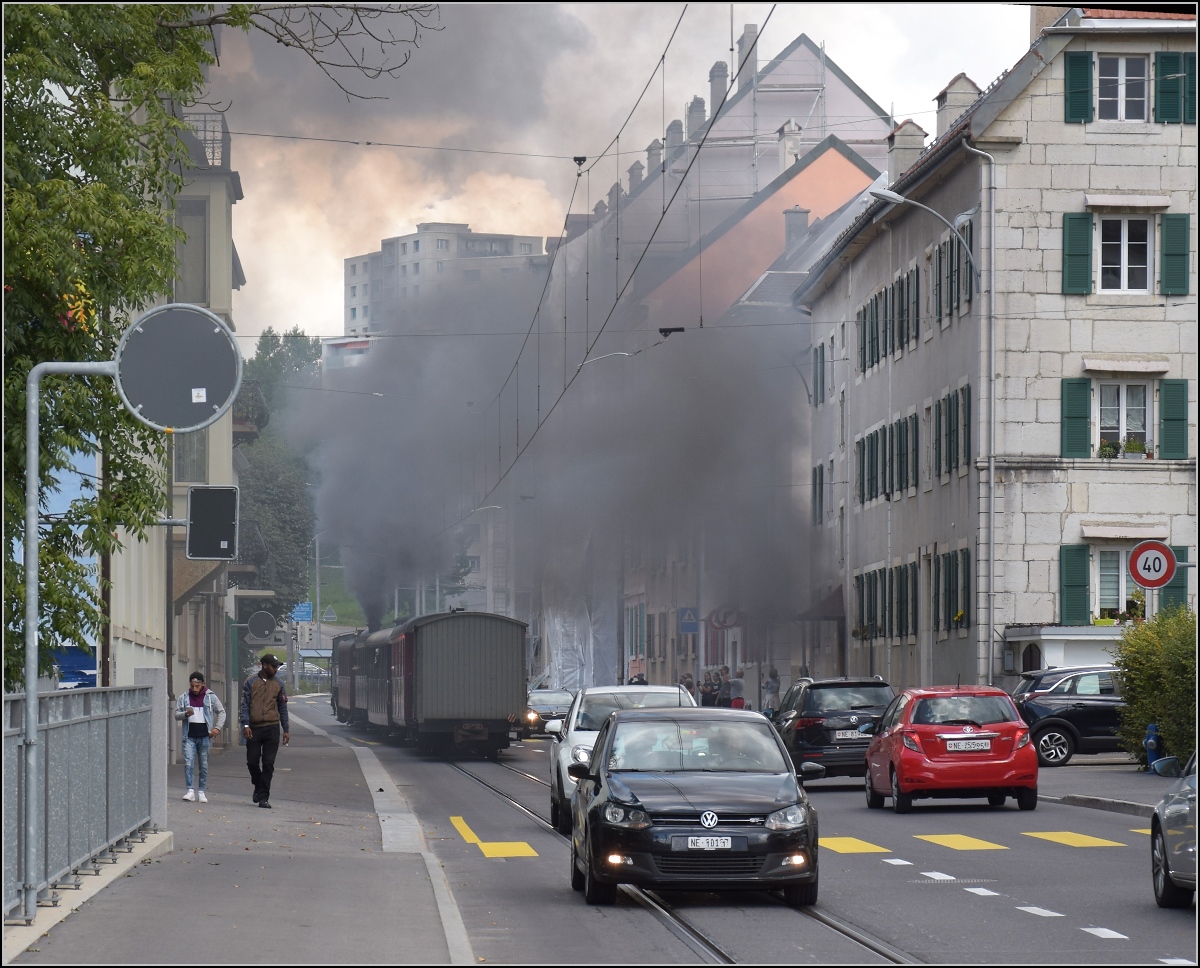 Eine etwas ungewöhnliche Verkehrsteilnehmerin in La Chaux-de-Fonds. 

Denn CP E 164, heute bei La Traction, schnaubt mit viel Rauch als Geisterfahrerin die Rue du Crêt hinauf. Hier wird die Verkehrssituation noch einmal ganz deutlich. September 2021.