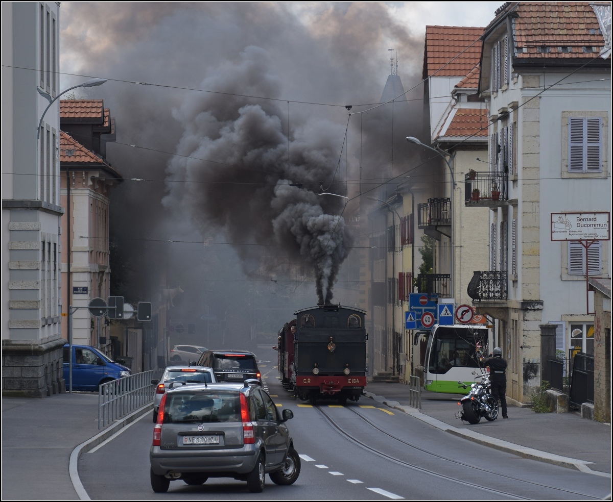 Eine etwas ungewöhnliche Verkehrsteilnehmerin in La Chaux-de-Fonds. 

Rette sich, wer kann. Denn CP E 164, heute bei La Traction, schnaubt mit viel Rauch als Geisterfahrerin die Rue du Manège hinauf. So sammeln sich respektvoll immer mehr Autofahrer auf der falschen Strassenseite oder biegen noch schnell in die Seitenstrasse ab ohne sich rechts einzusortieren. September 2021.