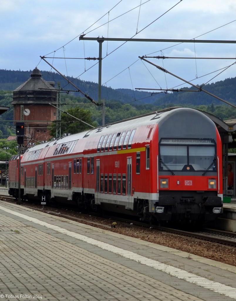 Eine Garnitur bestehend aus 3 DR-Doppelstockwagen und einer BR143 steht im Bahnhof von Saalfeld(Saale) zur Abfahrt nach Großheringen bereit.
Aufgenommen im August 2014.