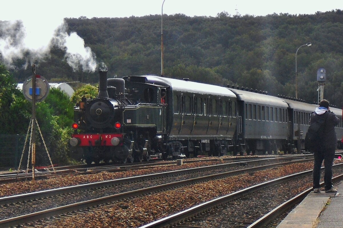 Eine gast in Longueville am 18 September 2011 anlasslich das 100.Jahresjubiläum der Lokschuppen war A.B.C.-2/020+020 Mallet 10416 der Train Thur Dollar Alsace. Hier schiebt sie ein Dampfpendelzug aus Longueville.
