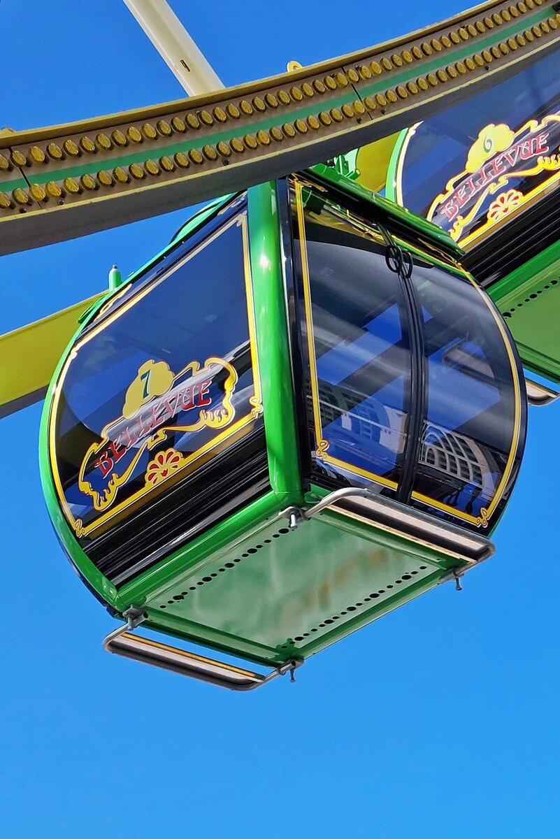 Eine der gemütlichen Gondeln des Riesenrades auf der Kirmes (Fouer) in Stadt Luxemburg. 05.09.2025

