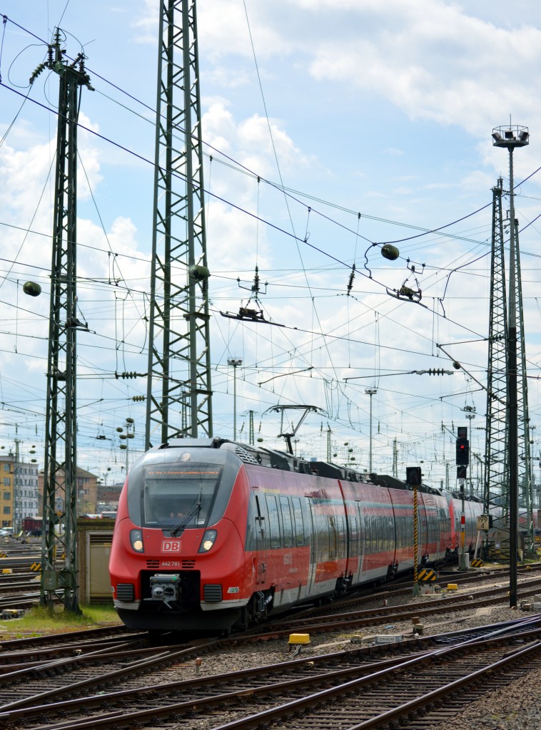 Eine  Hamsterbacke  (442 781) beim Rangieren im Frankfurter Hbf am 26.04.2015