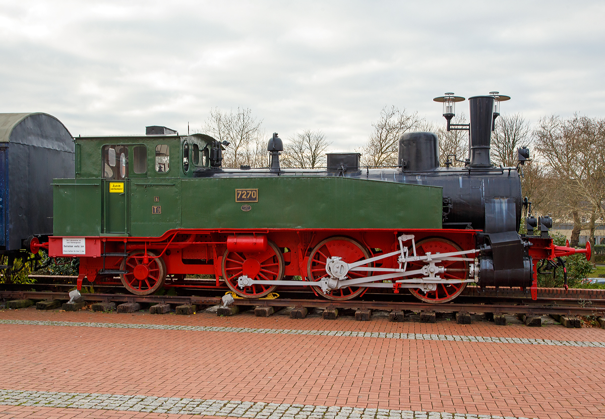 
Eine der letzten erhaltenen preußischen T 9.1....
Die Denkmal-Dampflok „7270 Cöln“ , ex DRG 90 009, ex KPEV „7270 Cöln“, ex KPEV „1833 Cöln“ am 25.12.2018 vor dem Starlight Express Theater in Bochum. 

Die preußische T 9.1 wurde 1893 von A. Borsig in Berlin-Tegel unter der Fabriknummer 4431gebaut und als 1833 Cöln an die Königlich Preußische Staatseisenbahnen (K.P.St.E.) geliefert, 1906 erfolgte eine Umzeichnung in Preußische Staatsbahn (P.St.B.) T9 Cöln 7270.  Zum 1. April 1920 gingen die Länderbahnen in den Deutschen Reichseisenbahnen auf, so erfolgte die Umzeichnung in DRG 90 009. Im Jahr 1925 wurde sie ausgemustert und an Pfeifer & Langen als Werkslok für die Zuckerfabrik Euskirchen verkauft. Dort blieb sie bis 1968 und ging dann die Deutsche Gesellschaft für Eisenbahngeschichte e.V. (DGEG) und war bis 1973 in Erndtebrück abgestellt und kam dann nach Bochum-Dahlhausen. Nach der Restaurierung 2015 bei Interlok in (Piła in Polen) wurde sie vor der Starlighthalle in Bochum aufgestellt.

Nur eine weitere T 9.1 ist erhalten geblieben diese steht im Süddeutschen Eisenbahnmuseum Heilbronn als Cöln 1857, ex DRG 90 042,  ex 7294 Cöln.

Die vereinzelt in preußischen Regionen beschafften C 1-Lokomotiven, hauptsächlich die Bauarten Elberfeld und Langenschwalbach, waren zunächst speziell für besondere Einsatzstrecken entstanden. Als es Anfang der 1890er Jahre zu einer Steigerung des Güterverkehrs kam, sah sich auch die Preußische Staatsbahn zur Entwicklung einer 3/4 gekuppelten Tenderlok genötigt. Im Abstand von wenigen Wochen kamen zum Jahreswechsel 1892/93 zu Vergleichszwecken von Borsig in Berlin eine C1´n2t und von Union in Königsberg eine 1´Cn2t zur Auslieferung. Später unterschied man sie in die Gattungen T 9.1 und T 9.2. Die Loks wurden aus praxisnaher Sicht gerade wegen Zuverlässigkeit und Laufruhe gelobt. Nicht umsonst wurde die Bauart in die Normalien aufgenommen und weiterbeschafft. Für die T 9.1 galt das Musterblatt III-4f.

Bis zum Jahre 1901 nahm die Königlich Preußische Eisenbahn-Verwaltung (KPEV) insgesamt 420 Lokomotiven dieser Bauart in Betrieb. Neben Borsig beteiligten sich auch die Lokfabriken Grafenstaden, Hanomag, Henschel, Hohenzollern, Schichau und Union am Bau der T 9.1, die in allen zwanzig Direktionen der KPEV zum Einsatz kamen. Weitere fünfzehn bauartgleiche Loks gingen an deutsche Privatbahnen und auch die Schantungbahn im deutschen Pachtgebiet Kiautschou in China erhielt sechs Loks zugeteilt. Bis zum ersten Weltkrieg blieb der Bestand weitgehend unverändert. 

TECHNISCHE DATEN:
Gebaute Anzahl: 426
Hersteller:  Borsig, Grafenstaden, Hanomag, Henschel, Hohenzollern, Schichau, Union-Gießerei
Baujahre:  1892–1901
Bauart:  C1' n2t
Gattung:  
Spurweite:  1.435 mm (Normalspur)
Länge über Puffer:  11.320 mm
Dienstgewicht: 54,5 t
Höchstgeschwindigkeit:  60 km/h
Treibraddurchmesser:  1.350 mm
Laufraddurchmesser (hinten): 1.000 mm
Zylinderanzahl:  2
Zylinderdurchmesser:  430 mm
Kolbenhub: 630 mm
Kesselüberdruck: 12 bar
Leistung: 530 PS
Wasservorrat: 5,8 m³
Kohlevorrat: 1,5 t
