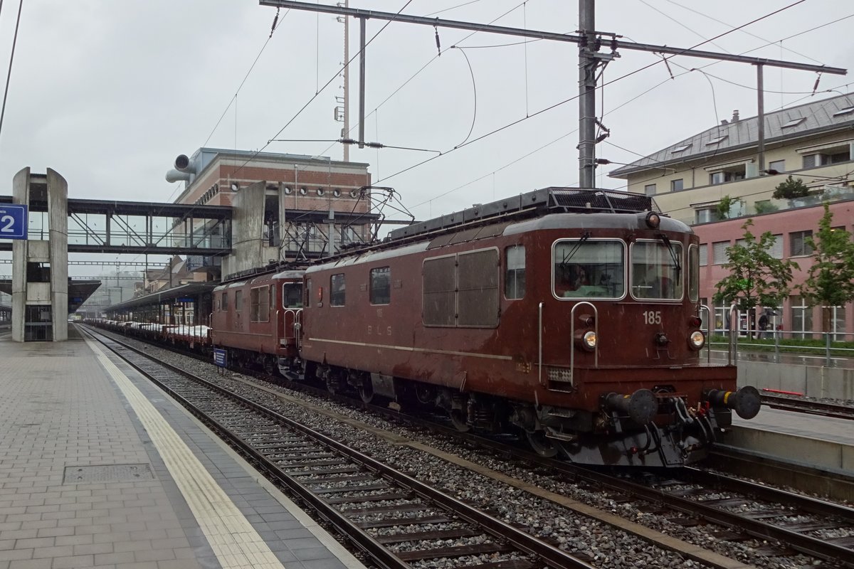 Eine der Letzten: Guterzug mit BLS-Brownie 172 durchfahrt am 28 Mai 2019 SPiez.