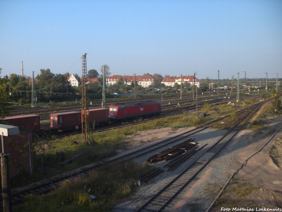Eine MEG Lok (ex DR 252) mit einem G�terzug verl�sst Halle (Saale) am 4.10.14