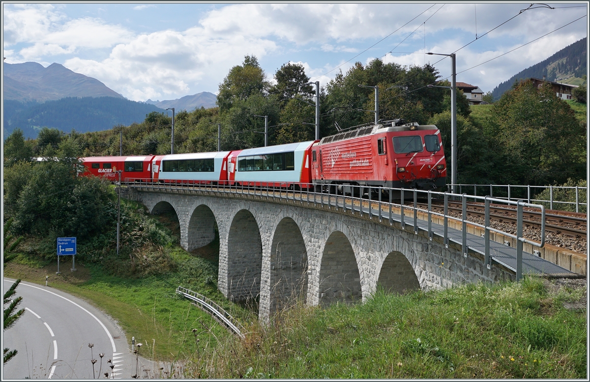 Eine MGB HGe 4/4 mit ihrem Glaciere Express bei Sedrun.

16.09.2020