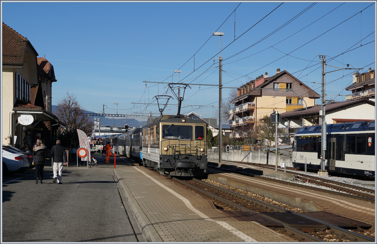 Eine MOB GDe 4/4 erreicht mit ihrem GoldenPass Panoramic den Bahnhof Chernex.
8. Dez. 2016