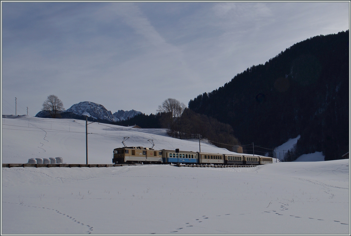 Eine MOB GDe 4/4 mit einem GoldenPass Classic bei Rossinière.
26. Jan. 2016