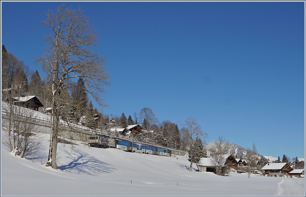 Eine MOB GDe 4/4 mit einem Panoramic-Zug nach Montreux kurz vor Schönried.

13. Feb. 2018