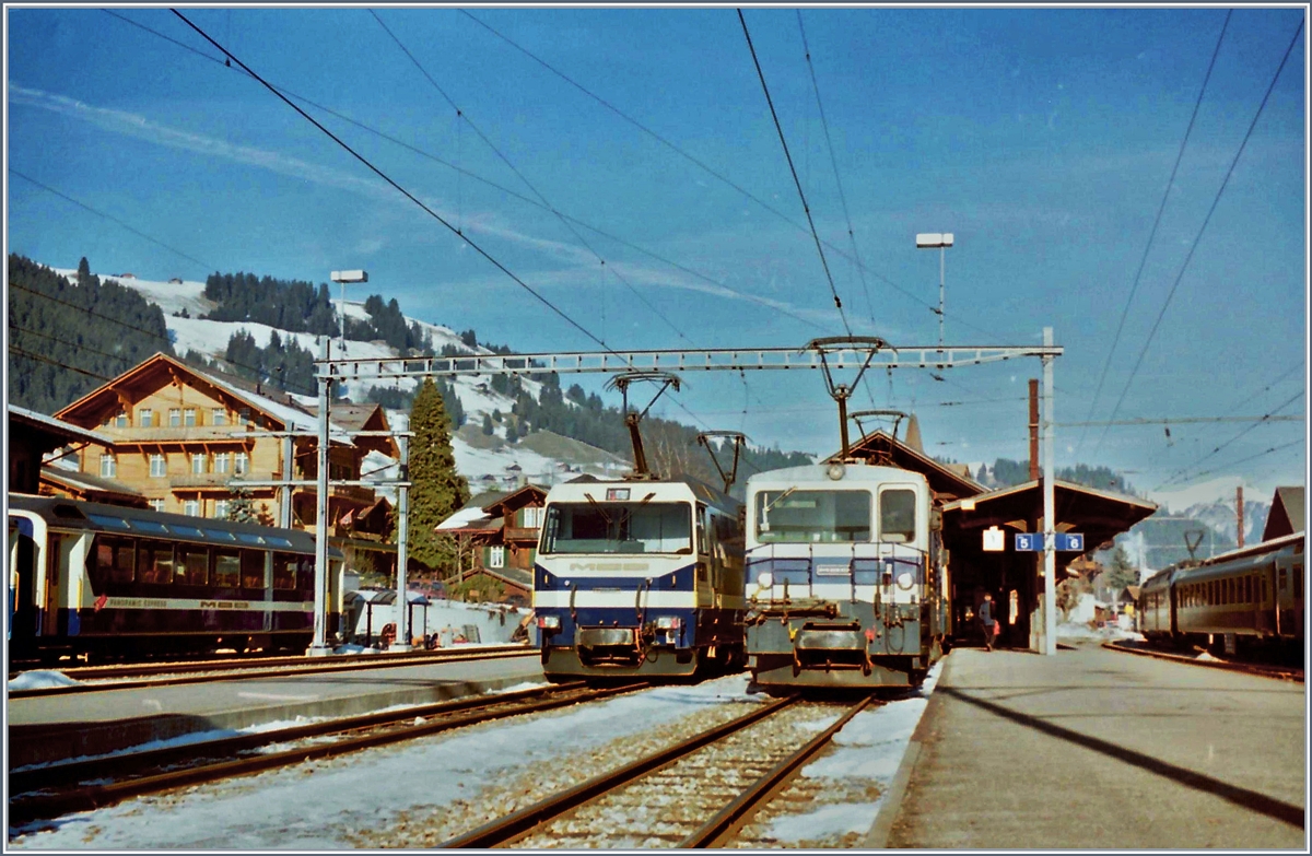 Eine MOB Ge 4/4 Serie 8000 und ein GDe 4/4 6000 warten in Zweisimmen auf die Abfahrt. 
Ein analoges Bild vom Januar 1995