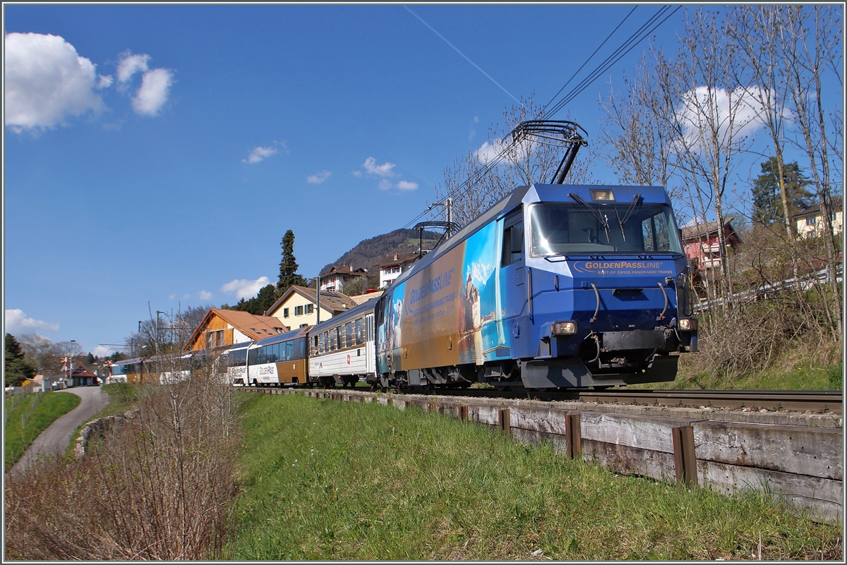 Eine MOB Ge 4/4 zieht ihren GoldenPass Panoramic Express 3123 von Zweisimmen nach Montreux und hat hier bei Les Plaches ihr Ziel fast schon erreicht.
13. April 2015

