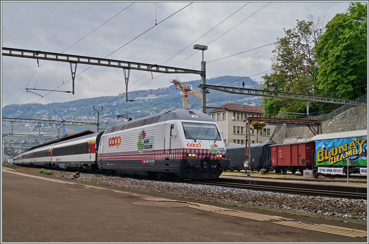 Eine neue SBB Werbelok: die SBB Re 460 089-3 wirbt für Regionalprodukte..
Vevey, den 18.04.2014