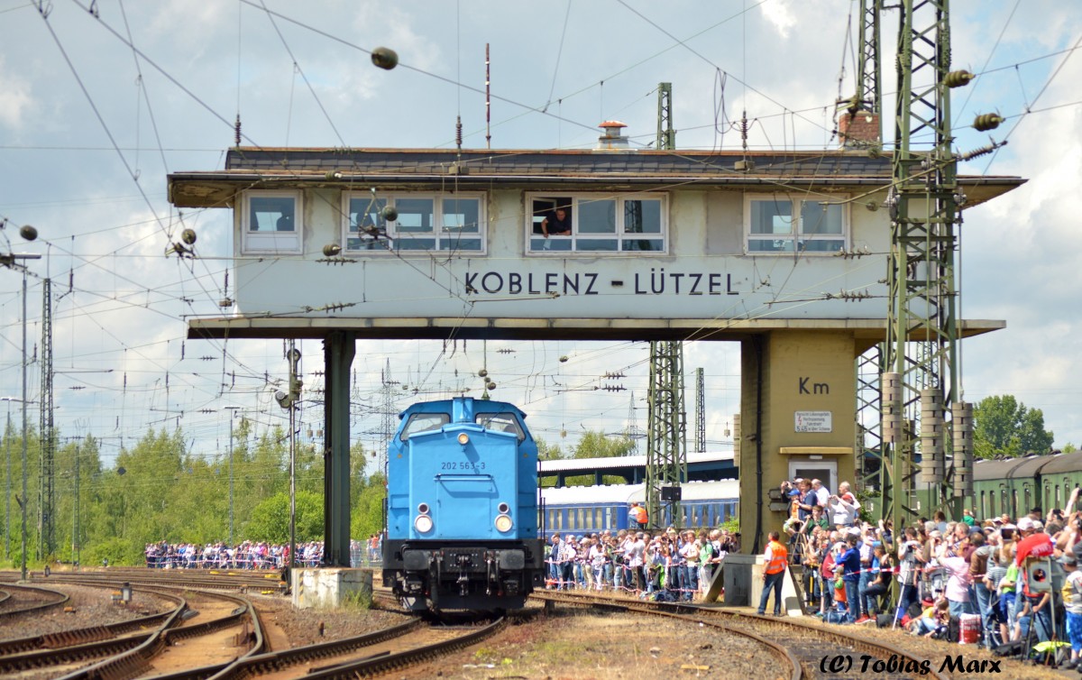 Eine Nummer größer und Stärker als die V 60 ist die V 100. Als erstes kam wieder die Ost V 100. Beim Sommerfest am 13.06.2015 kam die Meininger Werkslok 202 563-5 bei der Parade angefahren.