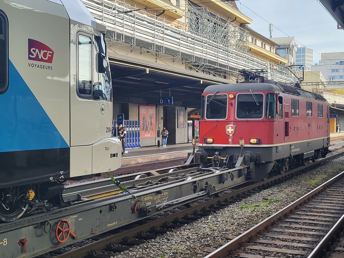 Eine  Personenverkehrs  SBB Re 4/4 II in Lausanne ist nicht alltäglich, so dass ich die SBB Re 4/4 II 11193 (UIC  91 85 4420 193-5 CH-SBB) hier genre fotografiere, doch das interessante ist das SNCF Zeichen am linken Bildrand...
29. Okt. 2025

