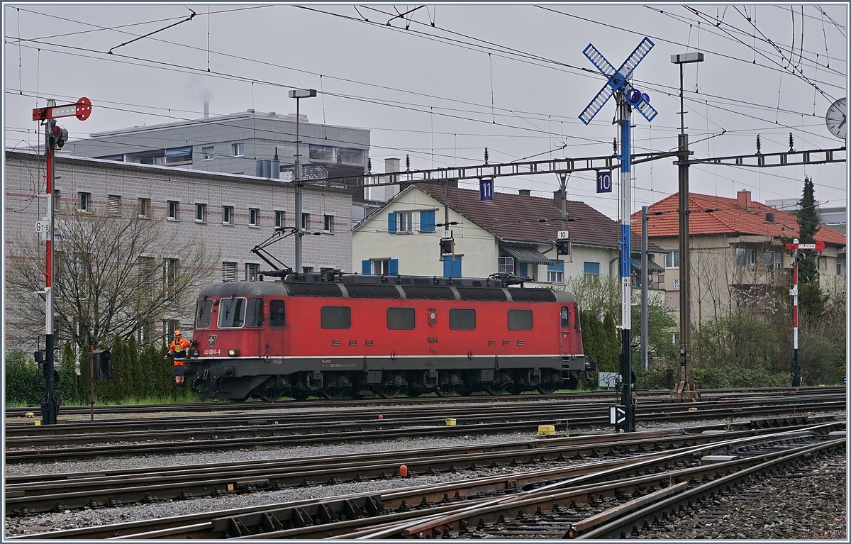 Eine rangierende SBB Re 6/6 zwischen Semaphorsignalen im Rangierbahnhof von Biel. 

5. April 2019