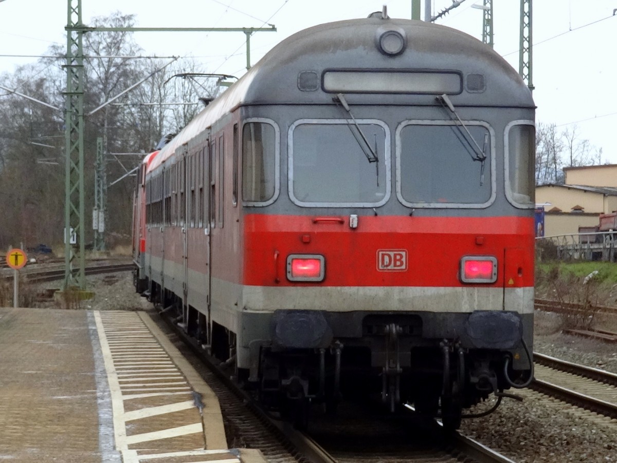 Eine RB nach Bamberg, beim Verlassen des Bahnhofes Kronach.
Aufgenommen im Dezember 2013.