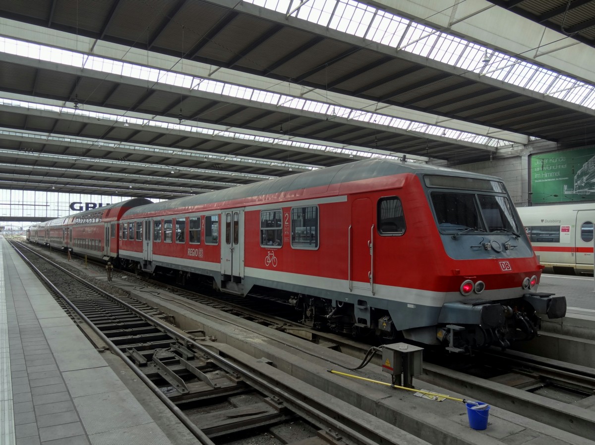 Eine RB nach Treuchtlingen steht in München Hbf an Gleis 20 bereit.
Aufgenommen im September 2014.
