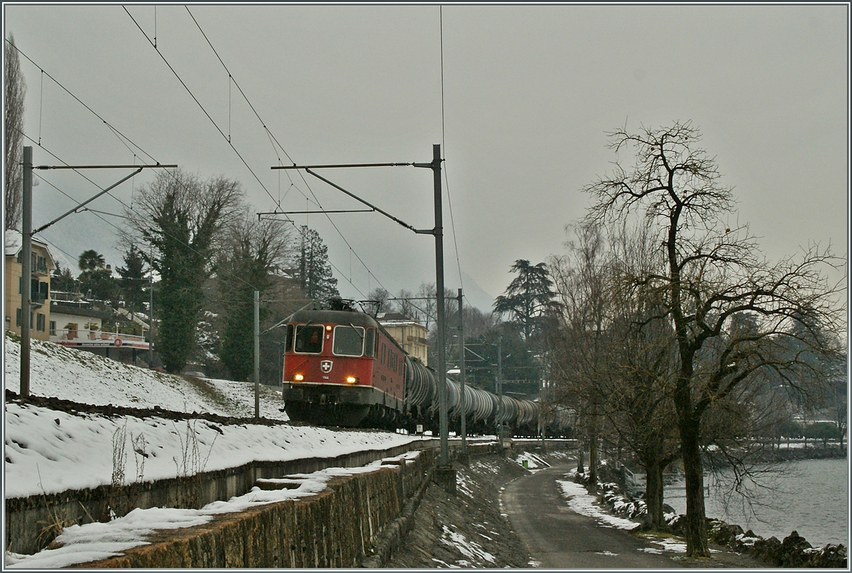 Eine Re 6/6 mit einem Ölzug kurz nach Villeneuve. 
2. Feb. 2013