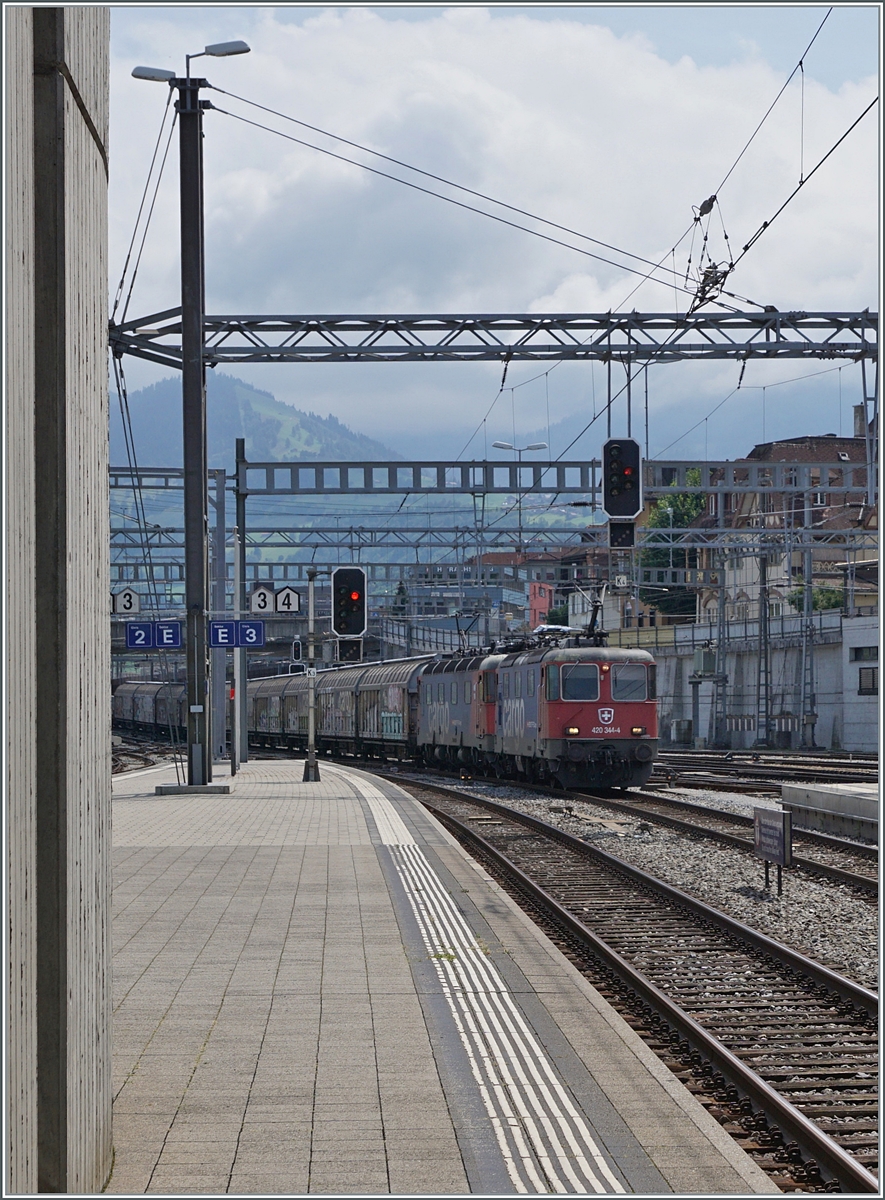 Eine SBB  Re 10/10  bzw. die Re 4/4 II 11344 (Re 420 344-4) und Re 6/6 11612 (Re 620 012-5)  Regensdorf  erreichen mit einem Güterzug den Bahnhof von Spiez.

8. Aug. 2024