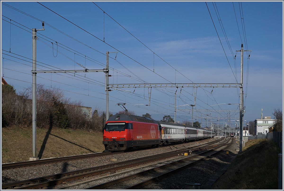 Eine SBB Re 430 schiebt ihren IR90 ohne Halt durch den Bahnhof von Coppet.

21. Jan. 2020