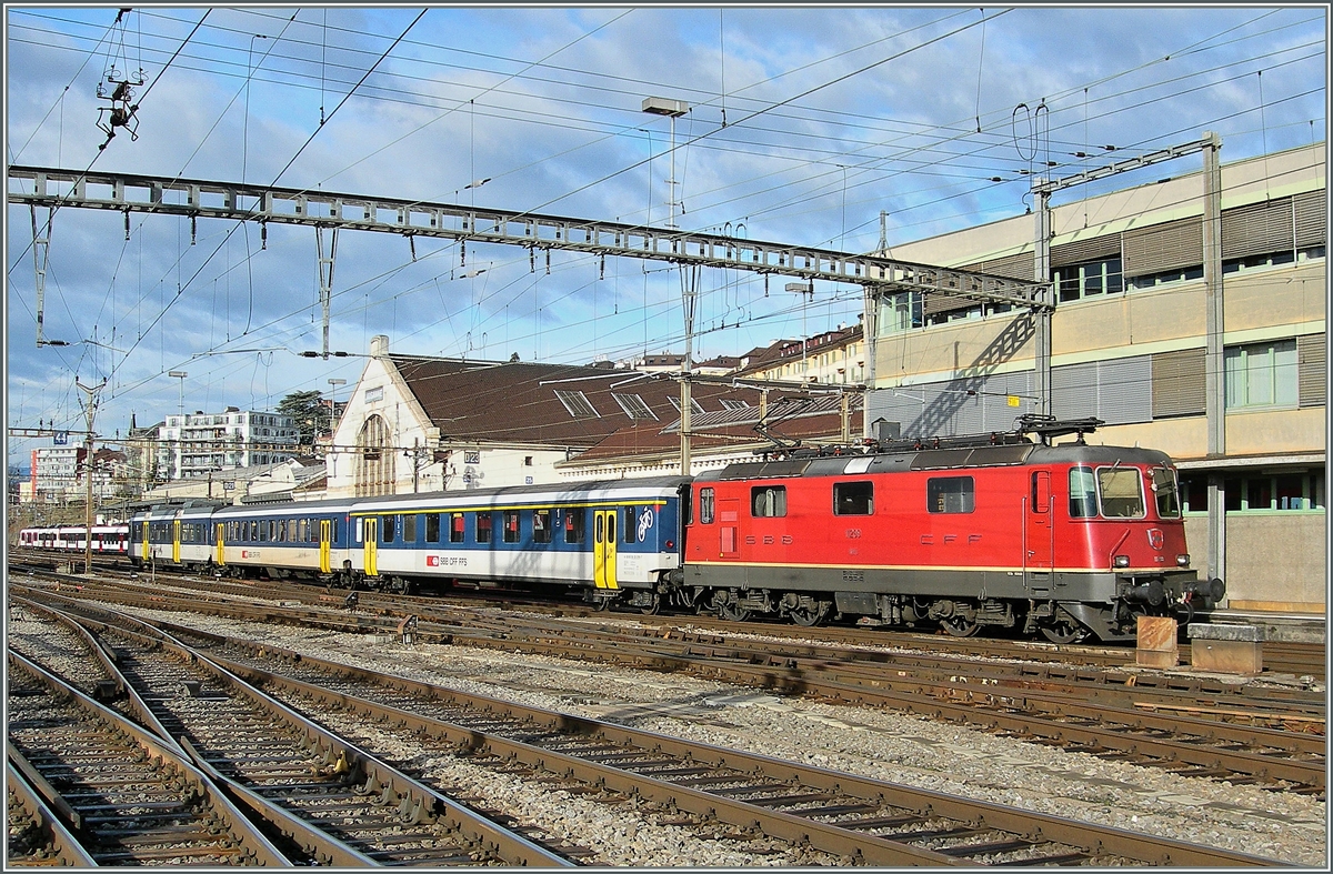 Eine SBB Re 4/4 II mit EW I/II in Lausanne.
7. Jan. 2011