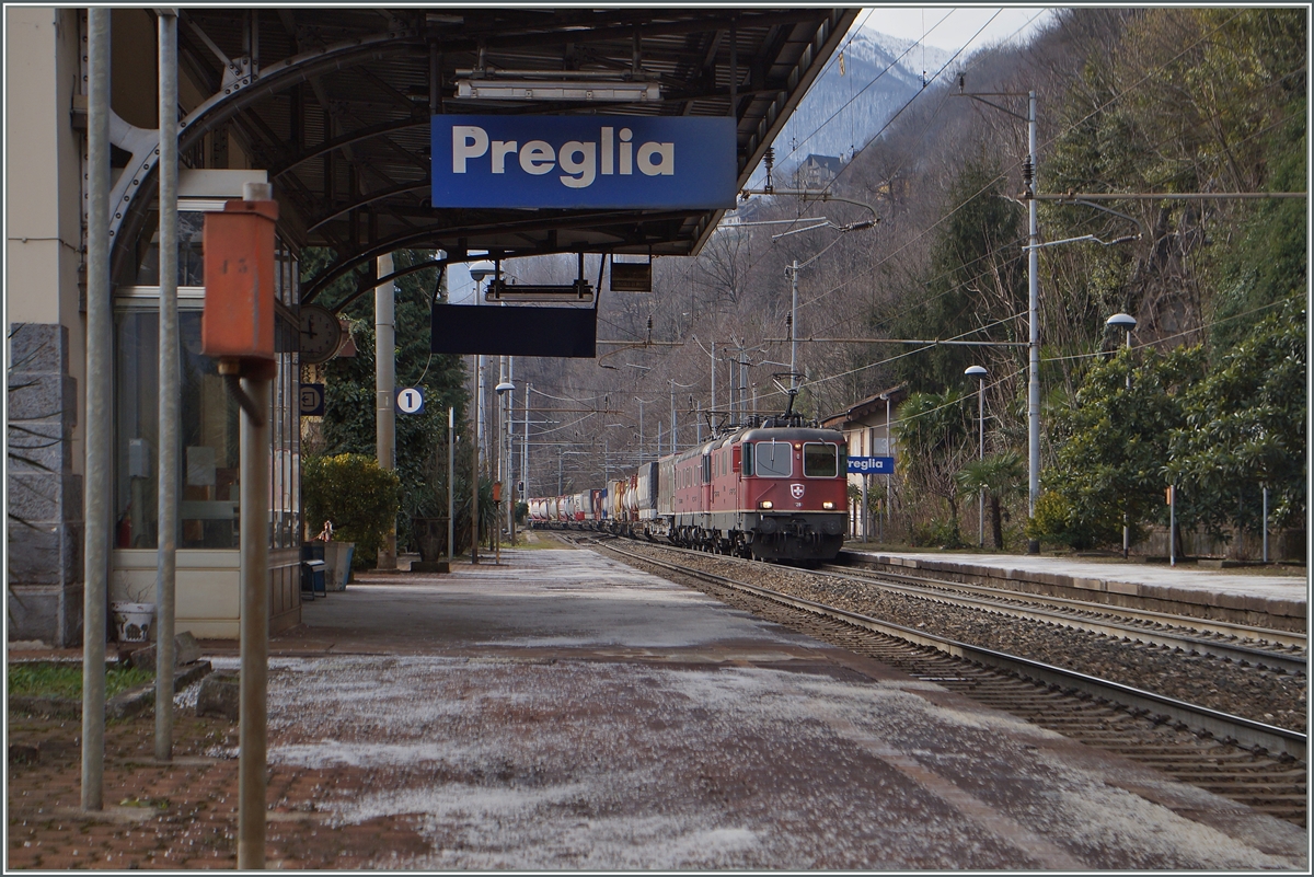 Eine SBB Re 4/4 II und eine Re 6/6 (Re 10/10) erreichen mit eine Güterzug von Domodossola kommend den Bahnhof von Preglia.

27. Jan. 2015