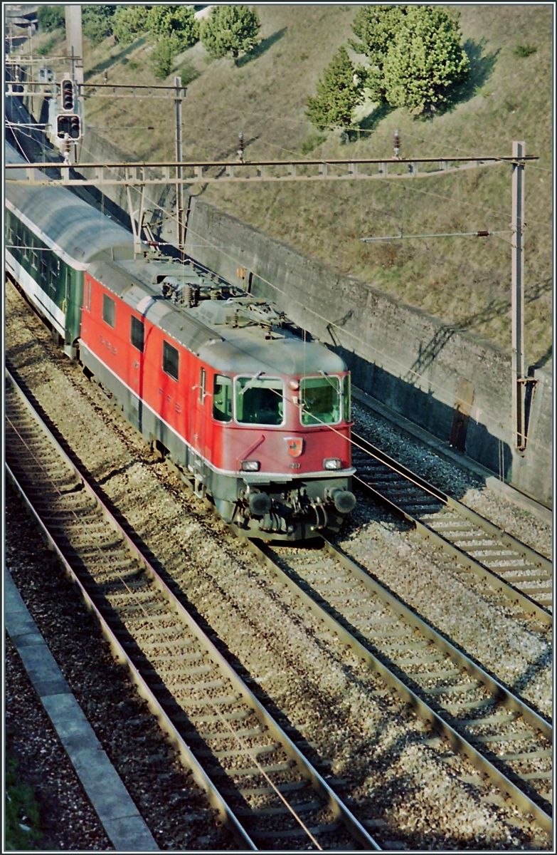 Eine SBB Re 4/4 II auf dem damals noch dreigleisigen Abschnitt kurz vor Lausanne, heute wird dieser Streckenteil auf vier Gleise ausgebaut. 

Frühjahr 1998