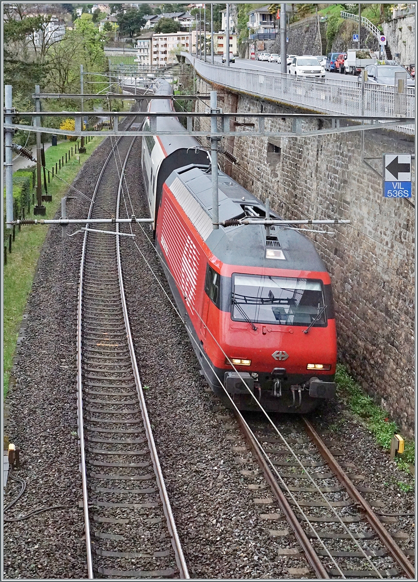 Eine SBB Re 460 ist beim Château de Chillon mit ihrem IR 90 auf dem Weg in Richtung Wallis. 

1. April 2024