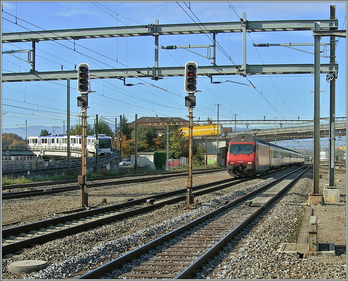 Eine SBB Re 460 erreciht mit eienm IR Renens währnd links im Bild ein Bem 550 der TSOL bzw. m12 wegfährt.
27. Okt. 2017