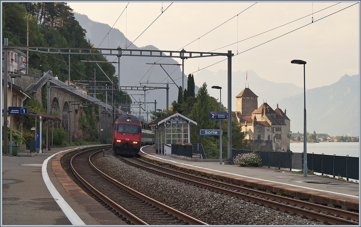Eine SBB Re 460 mit ihrem IR90 auf dem Weg nach Genève Aéroport bei Veytaux Chillon, im Hintergrund ist das Schluss Chillon zu sehen. 

28. Aug. 2019