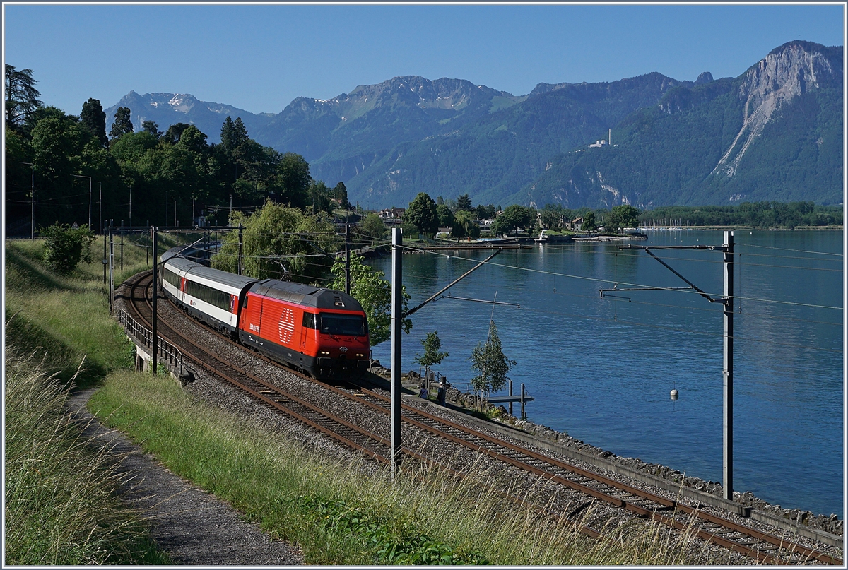 Eine SBB Re 460 mit ihrem IR 90 auf dem Weg nach Genève kurz nach Villeneuve. 

21. Mai 2020